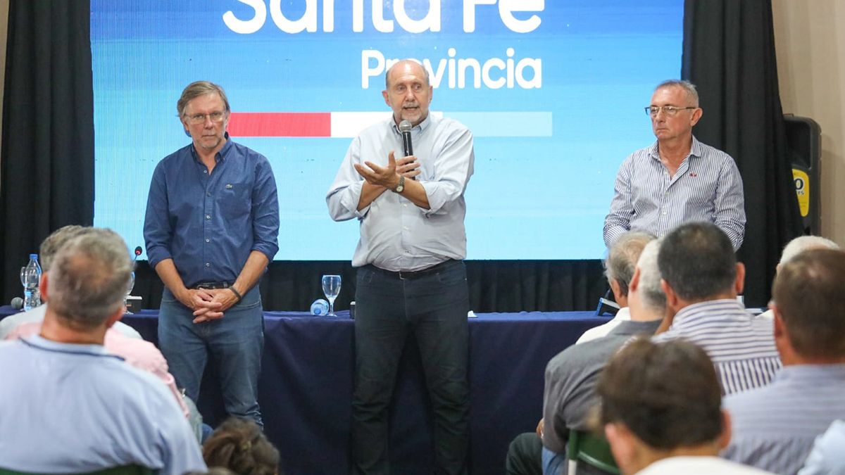 El gobernador Omar Perotti, junto al secretario de Agricultura, Ganadería y Pesca de la Nación, Juan José Bahillo y el ministro Costamagna, mantuvo un encuentro de trabajo con entidades agropecuarias.
