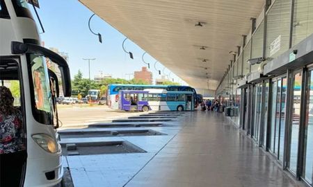 Se redujo un 30% la venta de pasajes de micros de larga distancia en Rosario. Se redujo un 30% la venta de pasajes de micros de larga distancia en Rosario.
