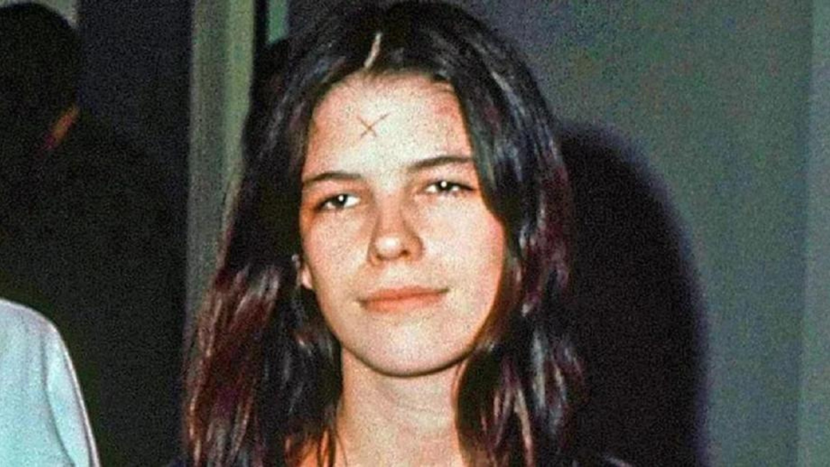 Van Houten había sido sentenciada a cadena perpetua por colaborar con los seguidores de Manson para llevar a cabo los homicidios de Leno LaBianca, un comerciante de Los Ángeles, y de su esposa, Rosemary, en 1969. Van Houten había sido sentenciada a cadena perpetua por colaborar con los seguidores de Manson para llevar a cabo los homicidios de Leno LaBianca, un comerciante de Los Ángeles, y de su esposa, Rosemary, en 1969.