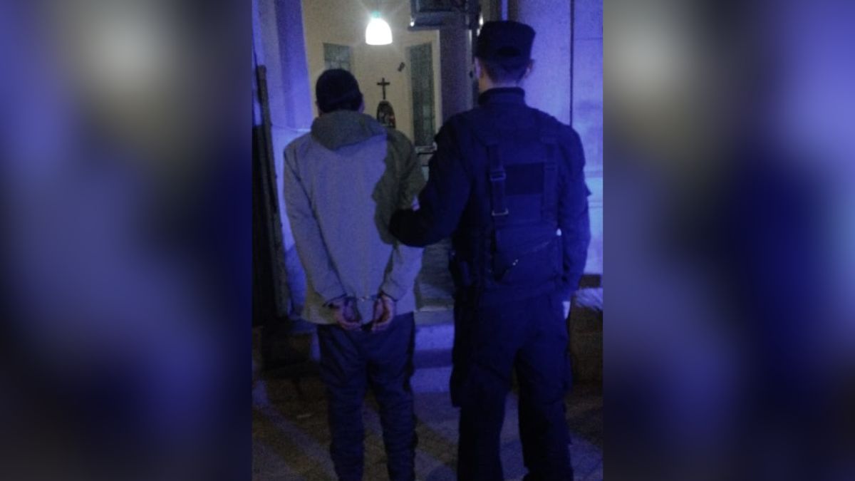 Una llamada alertó a personal policial por disparos efectuados al aire por un hombre de 48 años, al que los efectivos lograron detener en barrio General Mosconi. Una llamada alertó a personal policial por disparos efectuados al aire por un hombre de 48 años, al que los efectivos lograron detener en barrio General Mosconi.