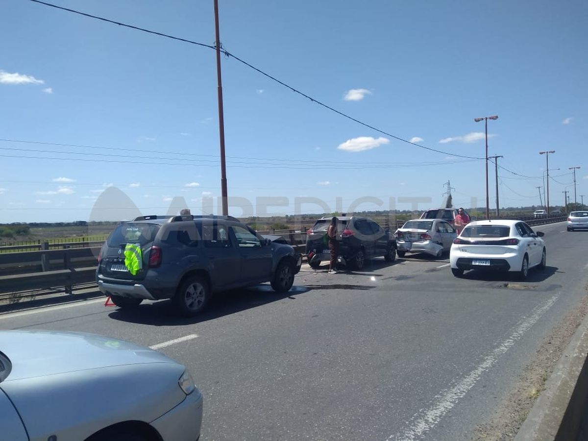 Personal de Gendarmería y de la Municipalidad de Santa Fe trabajaron en el lugar para ordenar el tránsito y retirar los vehículos involucrados en el choque.
