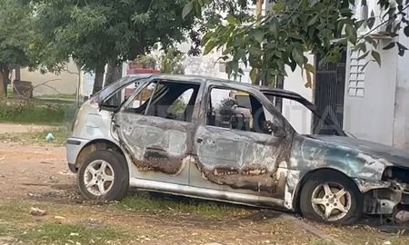 Un auto que ya había sido atacado antes, fue incendiado de forma total en fonavi Don Bosco. Un auto que ya había sido atacado antes, fue incendiado de forma total en fonavi Don Bosco.
