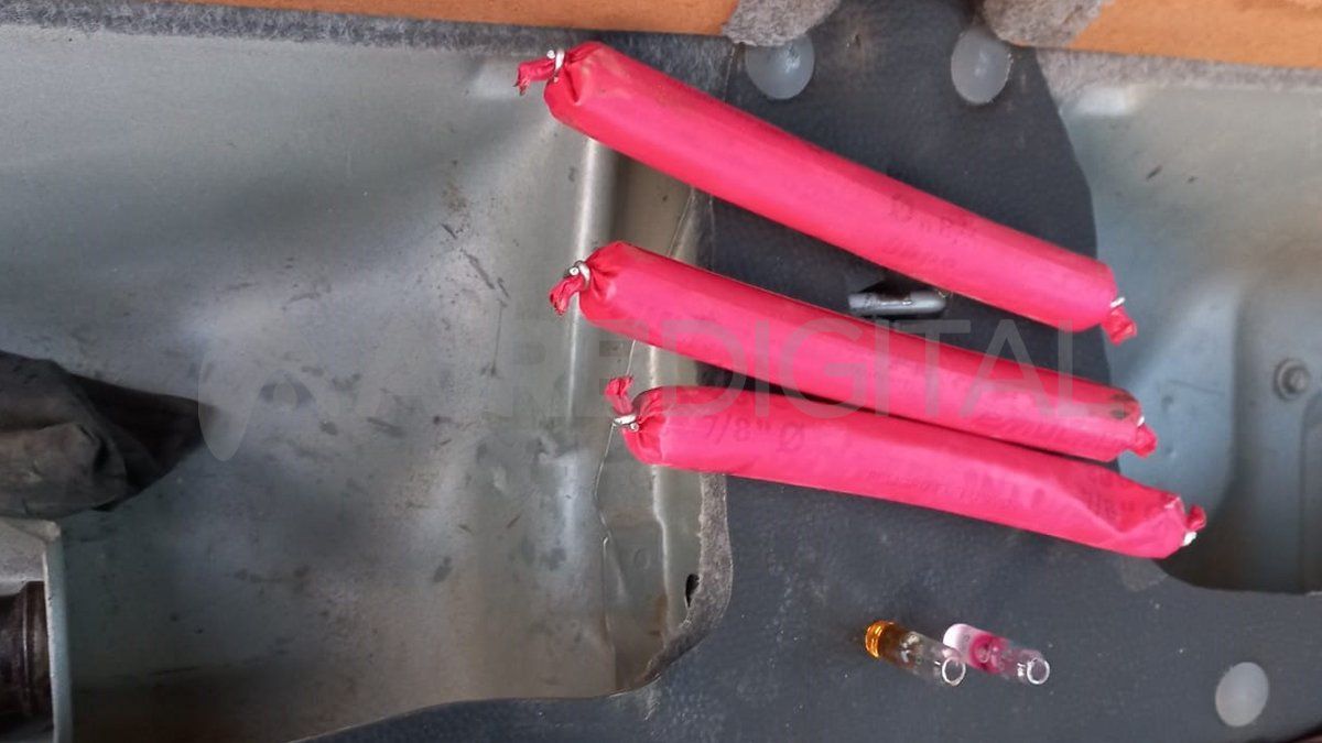 Se ocultaban tres cartuchos de Gelamita, comúnmente denominado barro Explosivo.