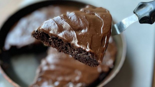 Bizcochuelo de chocolate sin horno: húmedo, suave y perfecto para acompañar con un café.