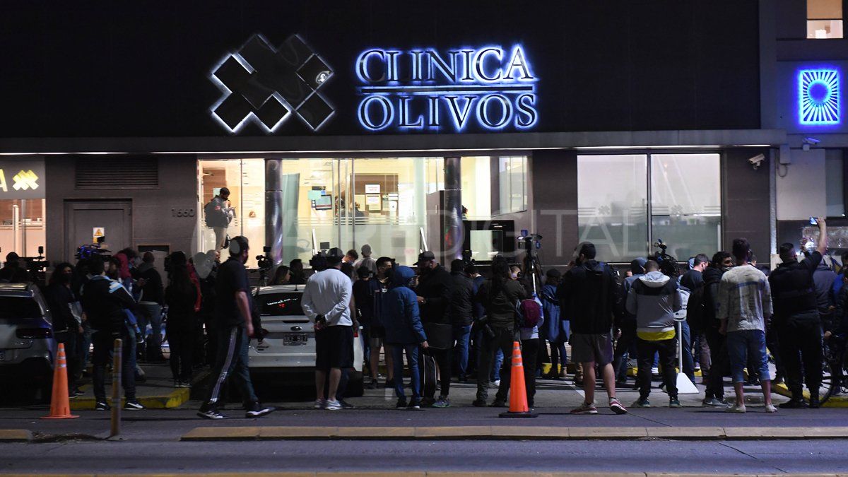 Simpatizantes esperaban en las afueras de la clínica Olivos durante la operación de Diego Armando Maradona que llegó a las 19.08 a la clínica Olivos a bordo de una ambulancia de la empresa Swiss Medical que lo trasladó desde La Plata