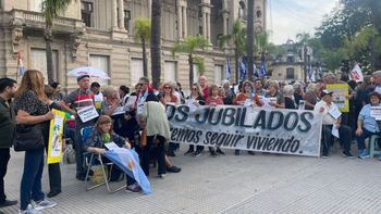 Marcha de los banquitos: jubilados y distintos gremios concentraron frente a Casa de Gobierno