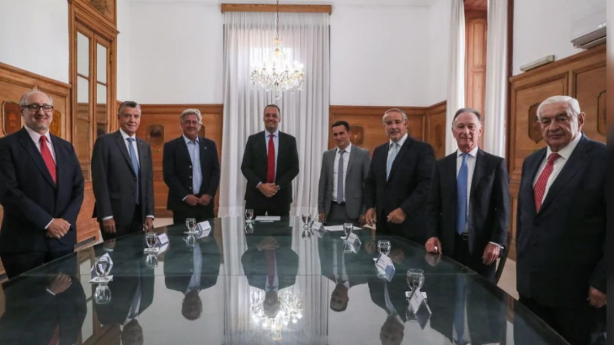 Manuel Adorni durante el encuentro con los empresarios del G-6.