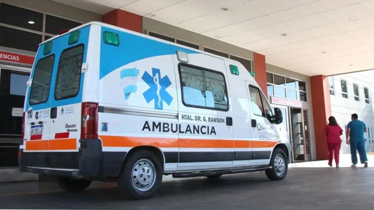 Hallan a un joven con la cabeza destrozada al costado de una avenida: creen que le pegaron con un hierro