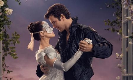 Sophie y Benedict Bridgerton deberán decidir si su amor es más fuerte que las estrictas reglas sociales de la época. Sophie y Benedict Bridgerton deberán decidir si su amor es más fuerte que las estrictas reglas sociales de la época.