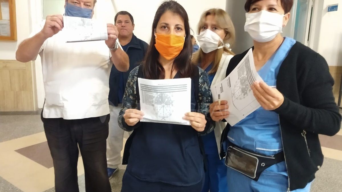 Los trabajadores se manifestaron con los recibos de sueldo en la mano.