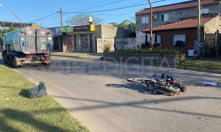 Un motociclsta chocó de atrás a un camión barredor Un motociclsta chocó de atrás a un camión barredor