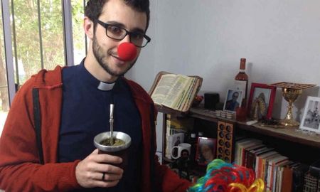 Furor por un cura cordobés instagramero que se volvió muy popular Furor por un cura cordobés instagramero que se volvió muy popular