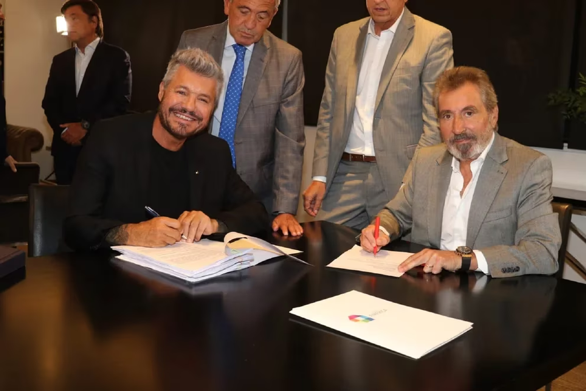 La firma del contrato entre Marcelo Tinelli y Daniel Vila.