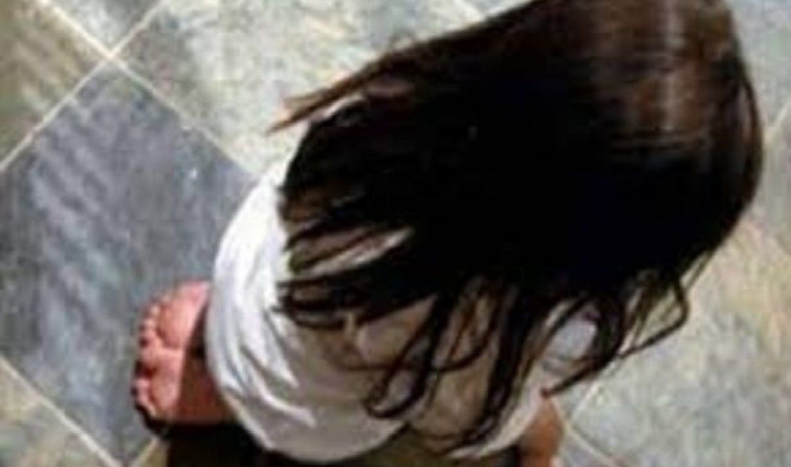 Dejó que un amigo viole a su hija y luego la violó él: los condenaron