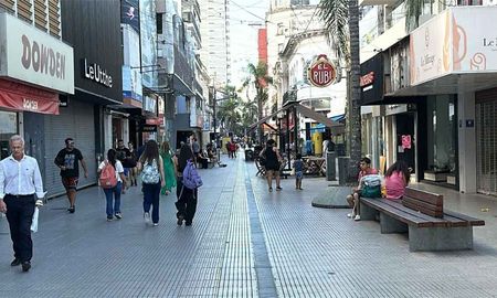 La Peatonal de la ciudad de Santa Fe vive un sábado especial en Modo Revolución. La Peatonal de la ciudad de Santa Fe vive un sábado especial en Modo Revolución.