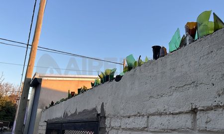 Los ladrones se treparon un tapial cubierto con vidrios rotos. Los ladrones se treparon un tapial cubierto con vidrios rotos.