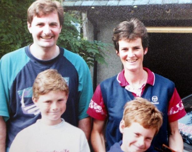 De pequeño, Andy Murray (abajo a la derecha) posa junto a sus padres y su hermano Jamie.
