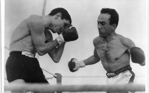 Tras resignar su título mundial, D’Agata (derecha) disputó un nuevo combate con una corona en juego: la europea gallo, que él mismo había dejado vacante tiempo atrás. El domingo 27 de octubre de 1957 y, en el Stadio Amsicora de Cagliari, le GKO 8 a Federico Scarponi, a quien derribó por toda la cuenta con una dura izquierda al mentón. Por segunda vez en su trayectoria, Mario era el rey continental de los 53,525 kilos.