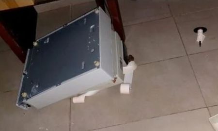El agresor forcejeó con la comerciante y logró sustraerle un celular y la recaudación de la caja. El agresor forcejeó con la comerciante y logró sustraerle un celular y la recaudación de la caja.