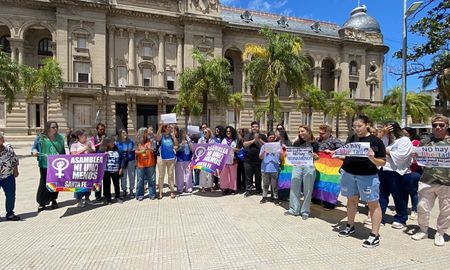 Representantes de la comisión organizadora de la marcha del orgullo y de Ni una Menos Santa Fe, estuvieron este jueves en la plaza 25 de Mayo. Representantes de la comisión organizadora de la marcha del orgullo y de Ni una Menos Santa Fe, estuvieron este jueves en la plaza 25 de Mayo.