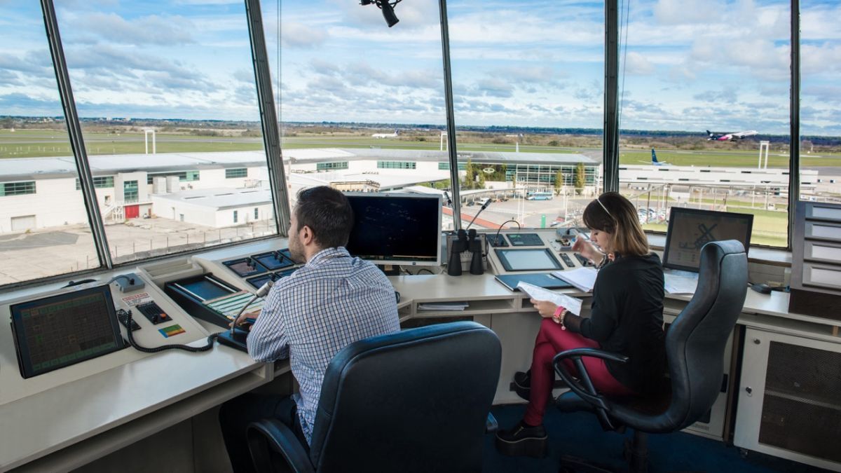 Los vuelos nacionales e internacionales sufrirán interrupciones debido al paro de controladores aéreos.
