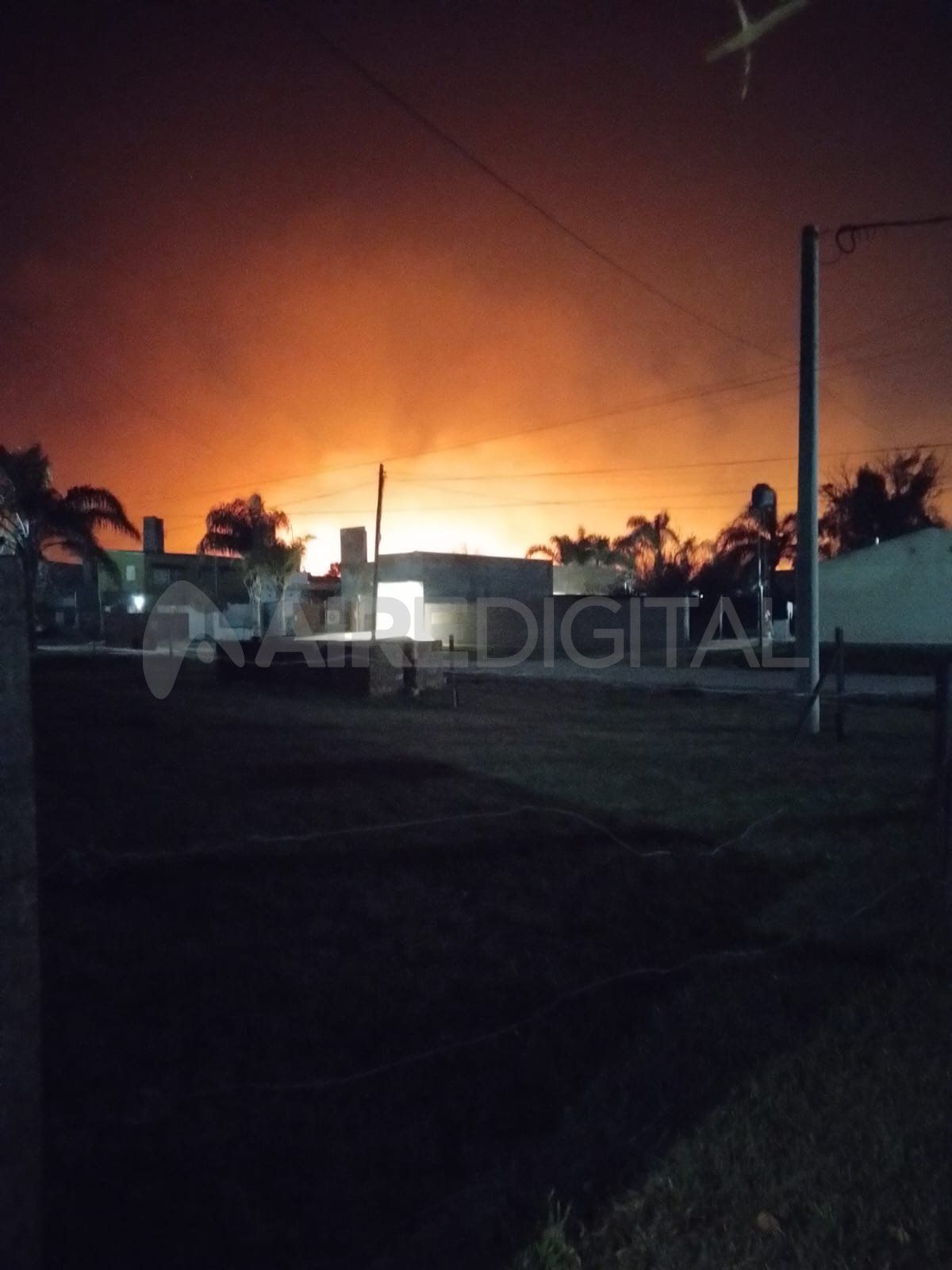 Así se ven los incendios en el Aeropuerto desde la ciudad de Sauce Viejo. Así se ven los incendios en el Aeropuerto desde la ciudad de Sauce Viejo.