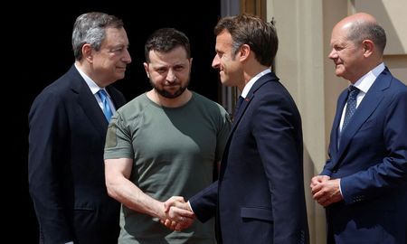 Los líderes de Francia, Alemania, Italia y Rumania visitaron hoy Ucrania, donde abogaron por su rápido ingreso a la Unión Europea (UE). Los líderes de Francia, Alemania, Italia y Rumania visitaron hoy Ucrania, donde abogaron por su rápido ingreso a la Unión Europea (UE).