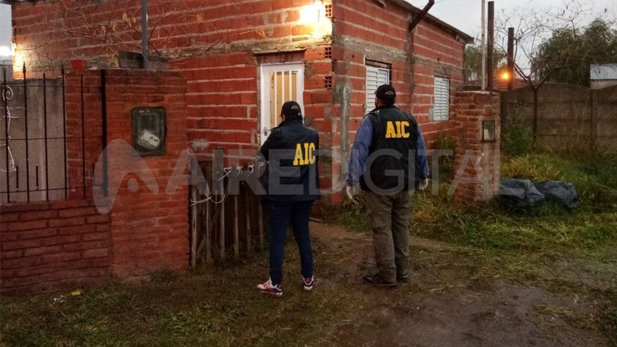 Agentes de la A.I.C trabajando en un allanamiento