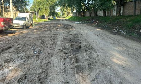 Vecinos de barrio Cabal, en el noroeste de la ciudad de Santa Fe, expresaron su malestar por el estado de las calles y aseguraron que viven “olvidados” desde hace años. Vecinos de barrio Cabal, en el noroeste de la ciudad de Santa Fe, expresaron su malestar por el estado de las calles y aseguraron que viven “olvidados” desde hace años.