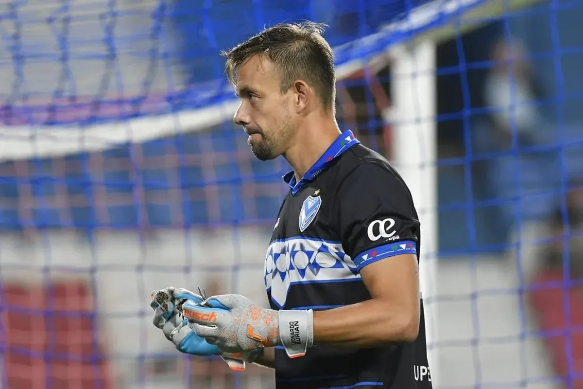 Leonardo Burián se iría libre de Vélez al finalizar su contrato, el próximo 31 de diciembre. Leonardo Burián se iría libre de Vélez al finalizar su contrato, el próximo 31 de diciembre.