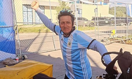 Tony viajó de Lanús a Estados Unidos para ver a la Selección Argentina. Tony viajó de Lanús a Estados Unidos para ver a la Selección Argentina.