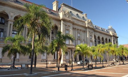 El gobierno provincial ofreció un 40% de incremento en tres tramos a estatales y docentes. El gobierno provincial ofreció un 40% de incremento en tres tramos a estatales y docentes.
