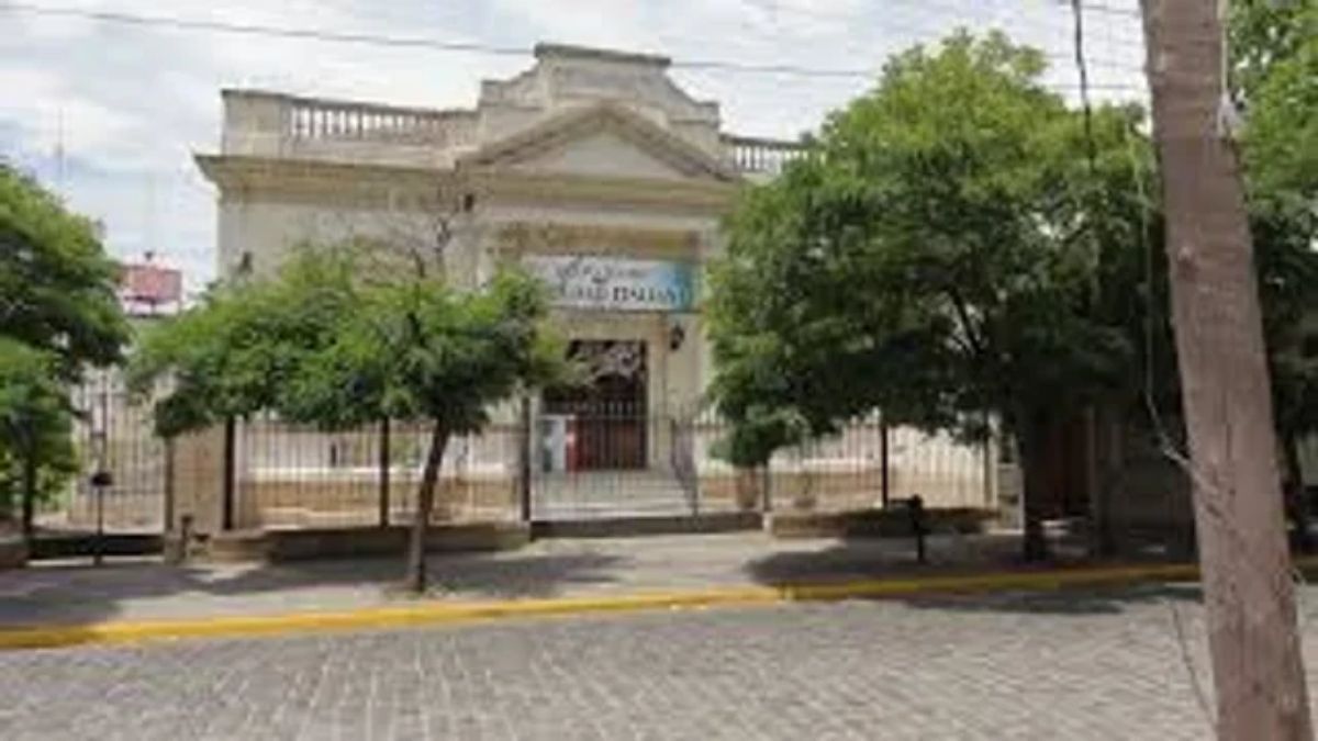 Un hombre de 26 años le orinó el frente de una casa a otro