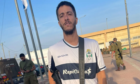 Natan De Leo es un joven de La Plata que se fue a vivir a Israel a los 26 años. Natan De Leo es un joven de La Plata que se fue a vivir a Israel a los 26 años.