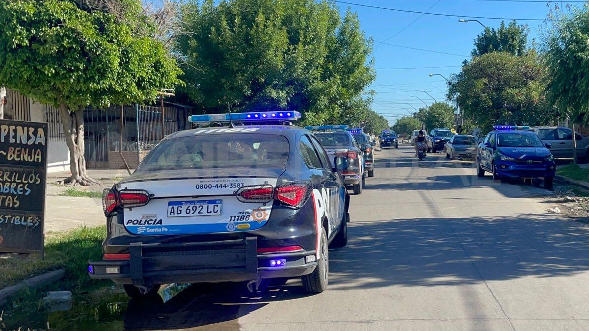 Agentes del Comando Radioeléctrico custodian las afueras del domicilio. 