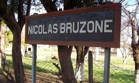 Nicolás Bruzone es una localidad ubicada a 310 kilómetros al sur de laCiudad de Córdoba y, según el Censo 2010, cuenta con solo 209 habitantes.&nbsp; 