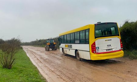 El colectivo quedó varado el lunes por la tarde tras las intensas lluvias registradas en Santa Fe. Fue retirado este martes con un tractor.