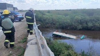Un camión cayó al Arroyo Tortugas sobre la Ruta Nacional 9: buscan al chofer desaparecido