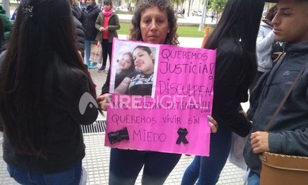 Una foto de Verónica y Valentina formaba parte de uno de los carteles con los que las manifestantes pidieron justicia afuera de Tribunales el 29 de mayo de 2019, día en que el doble femicida fue imputado. Una foto de Verónica y Valentina formaba parte de uno de los carteles con los que las manifestantes pidieron justicia afuera de Tribunales el 29 de mayo de 2019, día en que el doble femicida fue imputado.