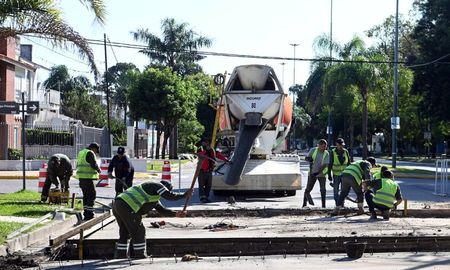 Las sendas manda peatón forman parte de una serie de medidas que toma la Muncipalidad para disminuir la velocidad de los automóviles en la Costanera. Las sendas manda peatón forman parte de una serie de medidas que toma la Muncipalidad para disminuir la velocidad de los automóviles en la Costanera.