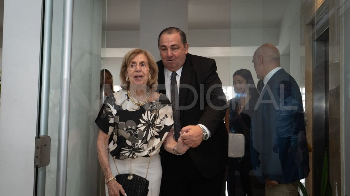 Juan Pablo Poletti ingresó a la Municipalidad acompañado de su madre. Juan Pablo Poletti ingresó a la Municipalidad acompañado de su madre.