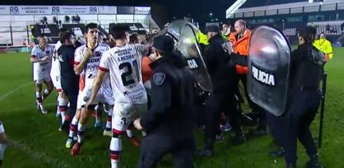 El bochorno del final. Luego del reclamo de jugadores y cuerpo técnico de Patronato hacia el cuarteto arbitral, intervino la policía y se produjeron un enfrentamiento cuerpo a cuerpo con golpes de puño y bastonazos.