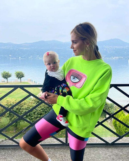Chiara Ferragni suma el neón a los looks sporty.