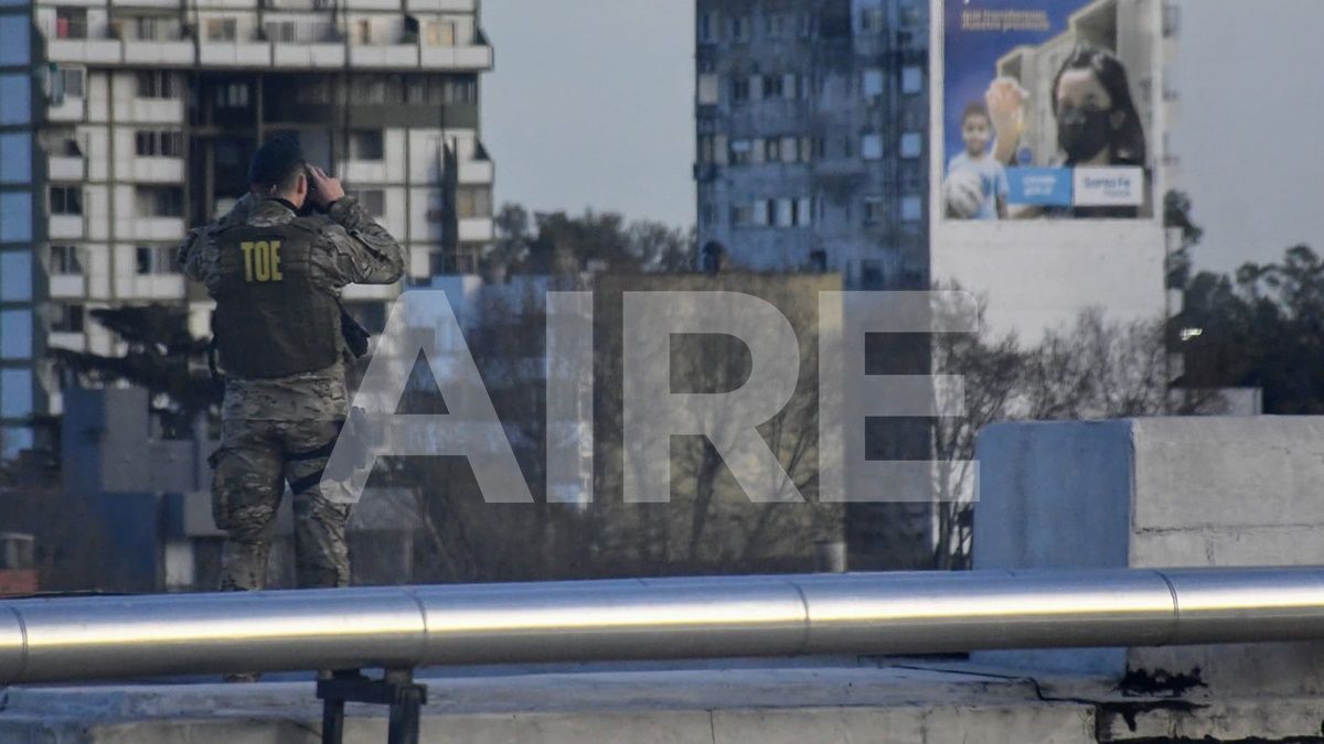 El juicio se inició con un fuerte operativo de seguridad para el que se desplegaron 70 móviles y 250 efectivos, varios de ellos de las Tripas de Operaciones Federales (TOE) apostados en los techos del edificio del Centro de Justicia Penal, que la noche del pasado miércoles fue atacado a balazos.