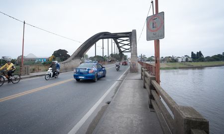 Suspendieron la interrupción del tránsito sobre el puente Carretero Santa Fe - Santo Tomé Suspendieron la interrupción del tránsito sobre el puente Carretero Santa Fe - Santo Tomé