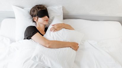 Luz vs. melatonina: por qué dormir a oscuras es una necesidad biológica y no un capricho