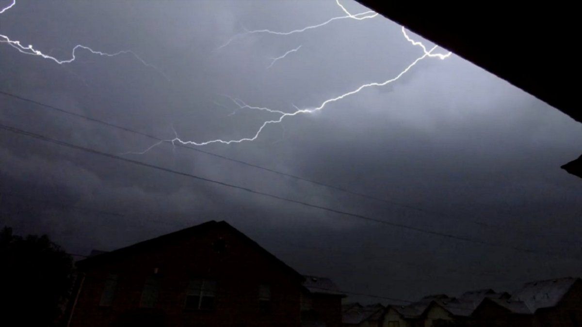 Foto: así cayó un rayo sobre un avión durante el aterrizaje