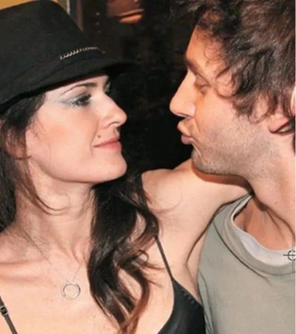 El rumor del romance entre Isabel Macedo y Benjamín Vicuña fue confirmado.