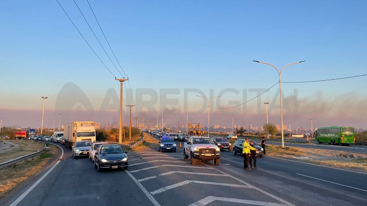 La camioneta fue removida pasada las 18:15 y los camiones pudieron retirarse por sus propios medios. La camioneta fue removida pasada las 18:15 y los camiones pudieron retirarse por sus propios medios.
