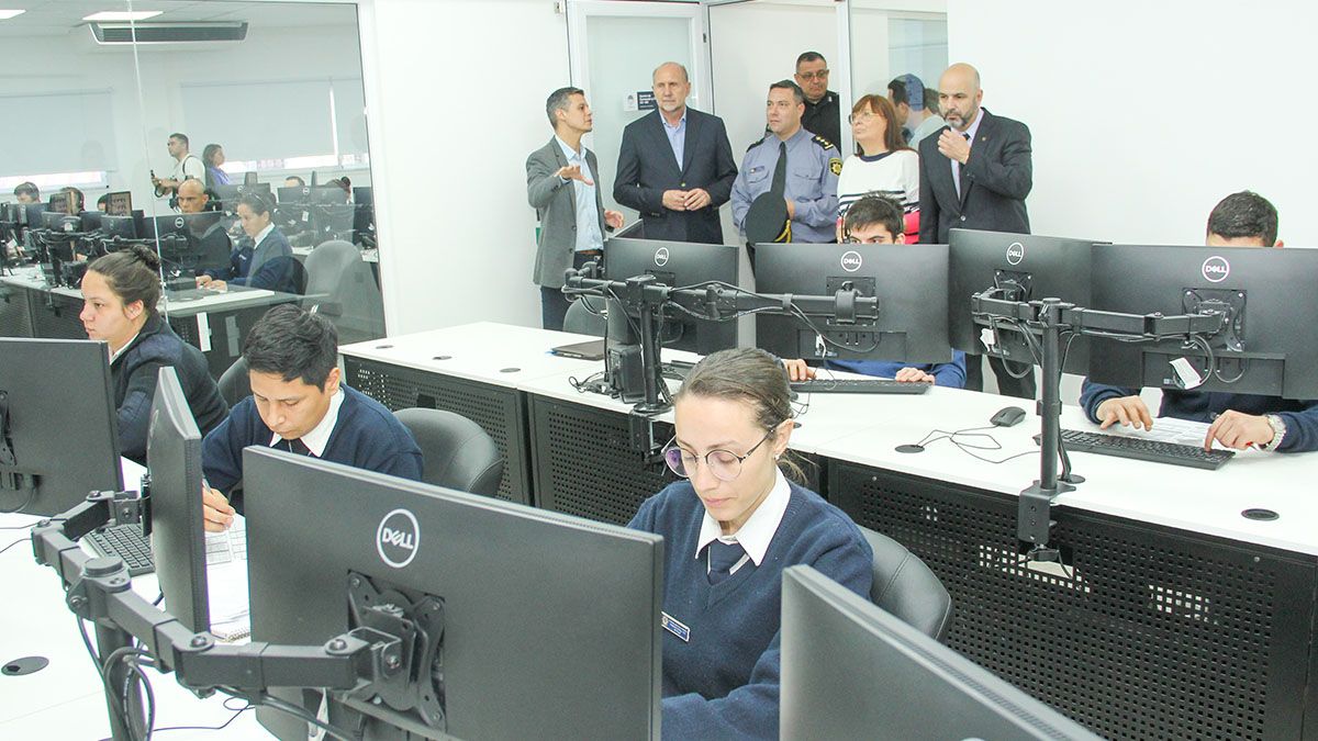 El Sistema de Emergencia 911 y Centros de Operaciones Policiales está conformado por dos Centros de Comando y Control en Rosario y en Santa Fe, junto a 12 Centros de Despacho Remotos. El Sistema de Emergencia 911 y Centros de Operaciones Policiales está conformado por dos Centros de Comando y Control en Rosario y en Santa Fe, junto a 12 Centros de Despacho Remotos.